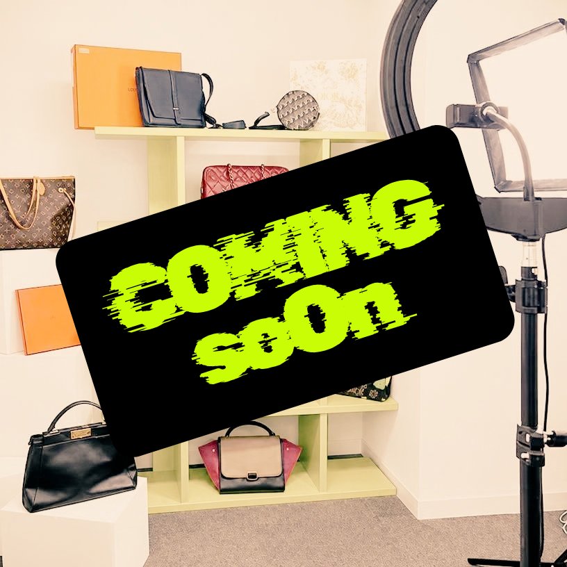 ブランドバッグが並ぶショールームとライブ配信用のリングライト、COMING SOONの看板